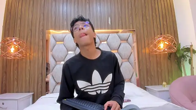 adams bobby online show from June 25, 11:26 am