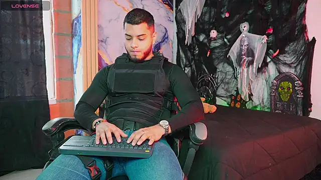 Tiler wolker online show from October 31, 7:50 pm