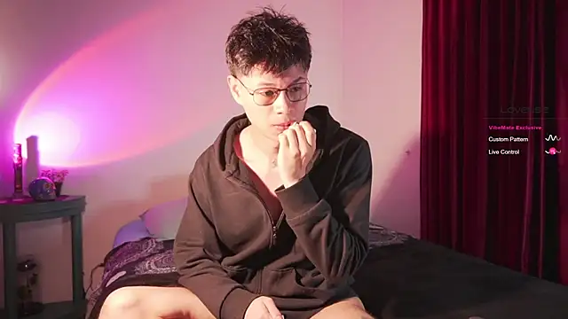 estmonnn online show from April 18, 2:57 am