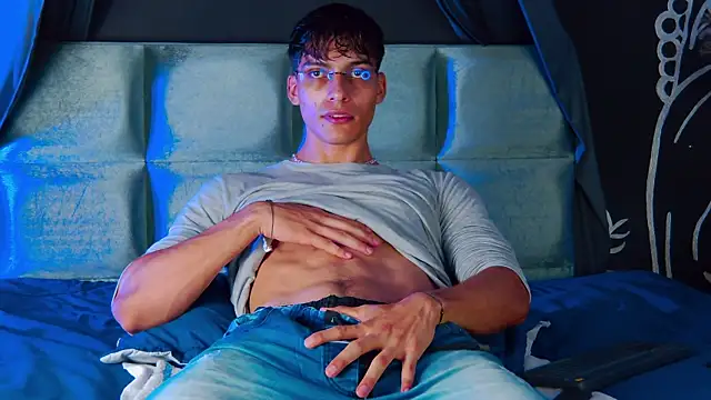 AlessioVitale online show from December 19, 12:35 pm