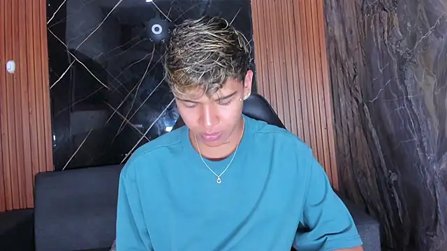 Timmy Kiing  online show from December 3, 9:21 pm