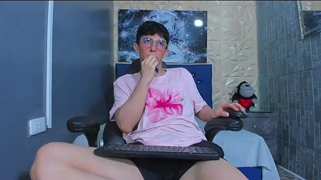 ElanGiraldo online show from June 18, 12:23 am
