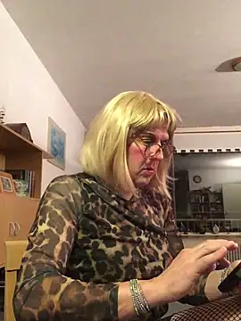 Snapshot of simone_xdressing chatting on October 29, 7:50 pm simone xdressing online show from October 29, 7:50 pm