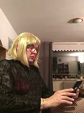 Snapshot of simone_xdressing chatting on October 4, 11:31 pm simone xdressing online show from October 4, 11:31 pm