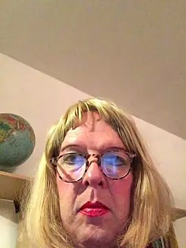 Snapshot of simone_xdressing chatting on October 2, 11:42 pm simone xdressing online show from October 2, 11:42 pm