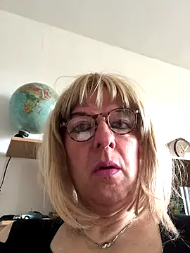 Snapshot of simone_xdressing chatting on October 12, 9:03 am simone xdressing online show from October 12, 9:03 am