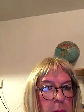 Snapshot of simone_xdressing chatting on December 22, 12:50 am simone xdressing online show from December 22, 12:50 am