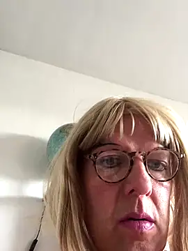 Snapshot of simone_xdressing chatting on September 13, 1:12 pm simone xdressing online show from September 13, 1:12 pm