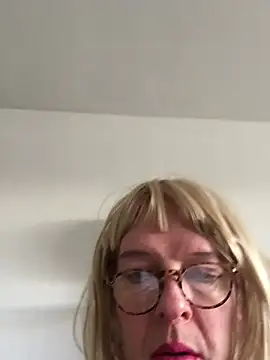 Snapshot of simone_xdressing chatting on January 26, 10:12 am simone xdressing online show from January 26, 10:12 am