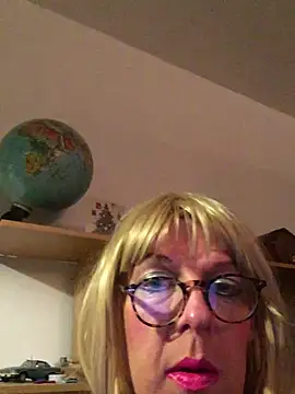 Snapshot of simone_xdressing chatting on January 3, 12:22 am simone xdressing online show from January 3, 12:22 am