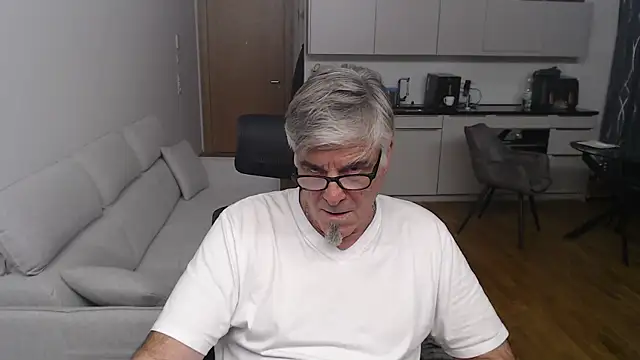 Buidapest online show from April 1, 9:01 pm