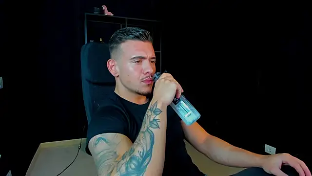 ElijahThorne online show from April 3, 6:43 am