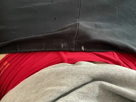 erdestruttor18 online show from March 10, 7:25 am