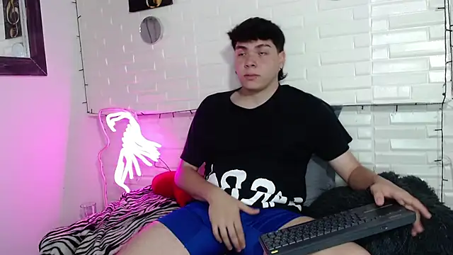 Dylan fooxx online show from December 18, 8:05 pm