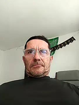 Maxhot3108 online show from March 3, 7:10 pm