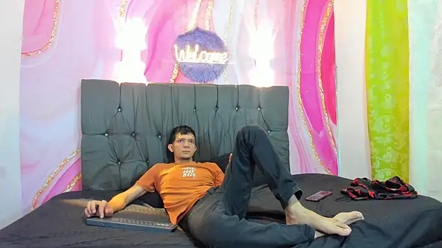 Straight Guy22 online show from January 13, 4:39 am