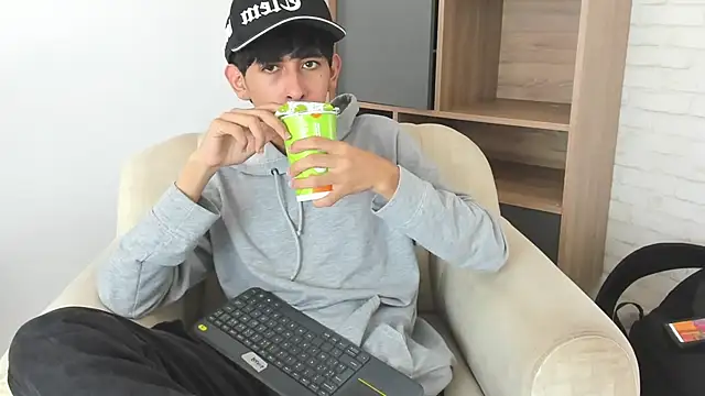 julian xx online show from May 26, 7:10 pm