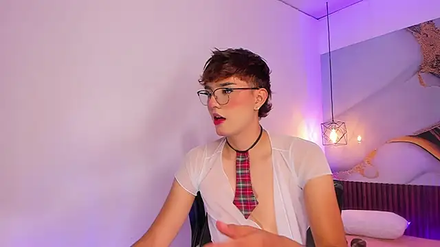 ReneePaz online show from July 10, 7:59 pm