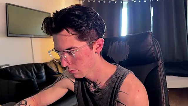 LiamFoster online show from April 22, 6:19 am