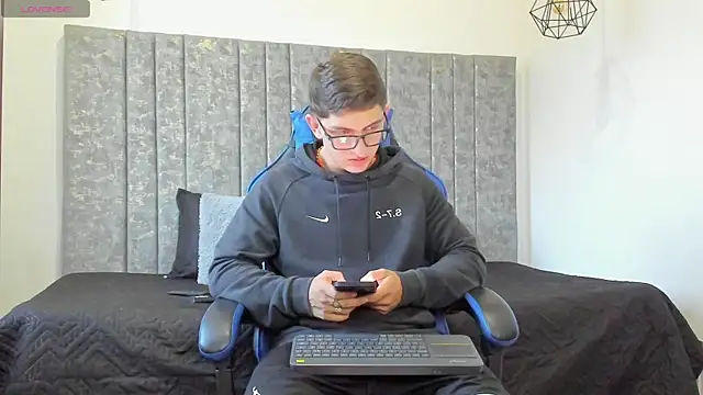 Calvin Hunter online show from April 9, 11:00 pm