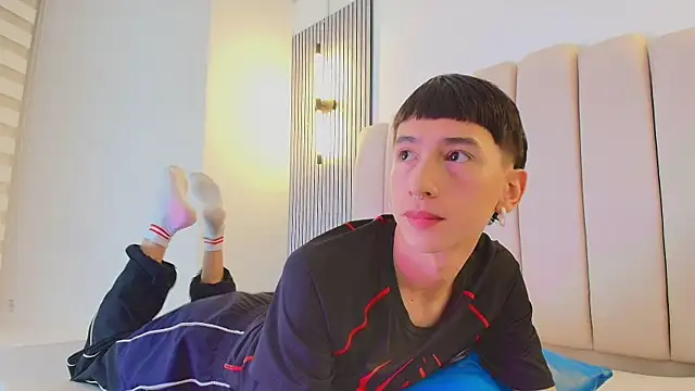 lian cameron online show from April 18, 4:03 am