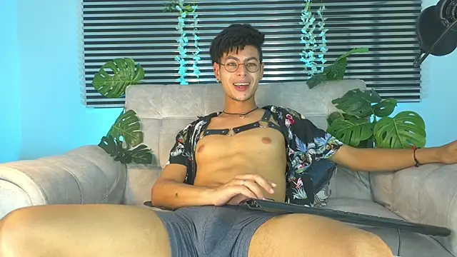 ThiiagoSaeenz online show from June 24, 3:42 am