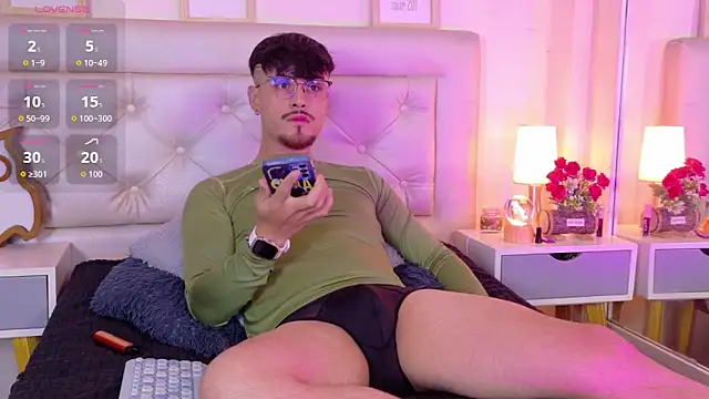 Aiden Gray online show from June 11, 8:40 pm
