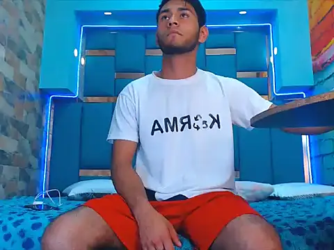 warmNoah online show from March 3, 7:43 pm