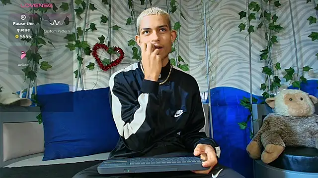 ItsZairen online show from February 26, 4:25 am