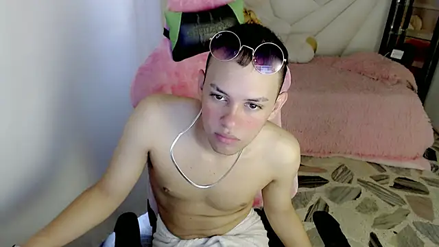 Top and bottom online show from May 6, 9:59 pm