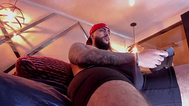 SantiagoHincapiie online show from March 5, 9:05 am