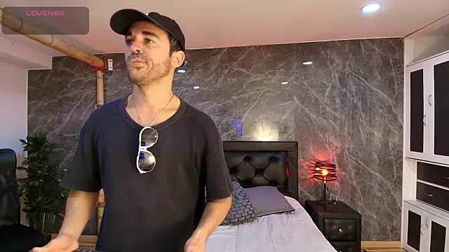 Adams Sanz online show from April 25, 8:17 pm