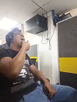 luis230436 online show from May 28, 10:08 pm