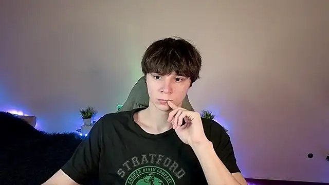 AnthonyCuutie online show from May 16, 5:33 pm