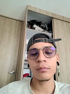 SweetMilo online show from March 1, 8:19 pm