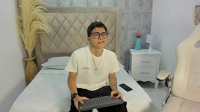 TylerCross  online show from March 17, 8:44 pm