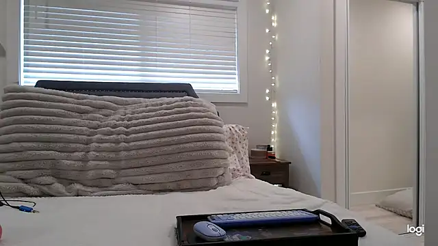 SecretsNextDoor online show from April 22, 5:40 pm