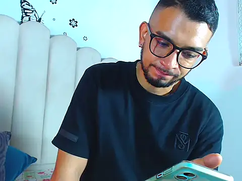 DiemMartinez01 online show from March 12, 1:30 pm