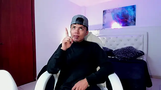 thiagosterling online show from April 29, 11:44 pm