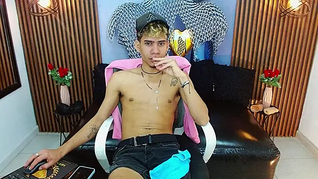 Skinny cute Alyer online show from June 13, 3:04 am