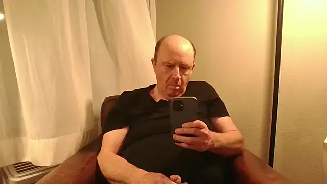 CallumBee online show from April 17, 4:37 am