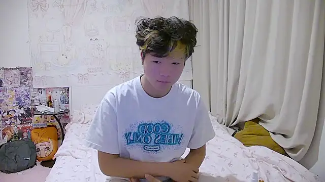 Cream-001 online show from April 18, 11:04 pm