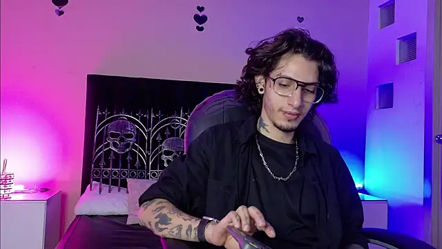 Vergil Noir  online show from June 3, 4:14 am