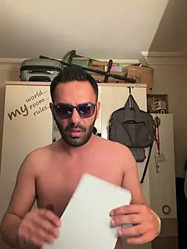 ylnut58 online show from May 15, 7:22 pm