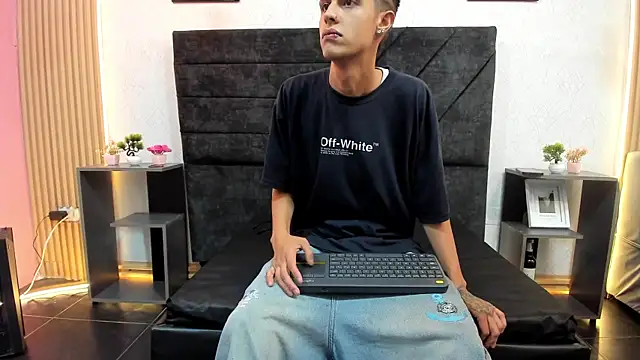 MikeHunteer online show from August 6, 8:26 pm