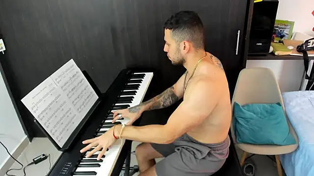 logan smith online show from December 18, 12:45 pm