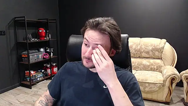 Snapshot of MihasikD chatting on February 3, 8:24 pm MihasikD online show from February 3, 8:24 pm