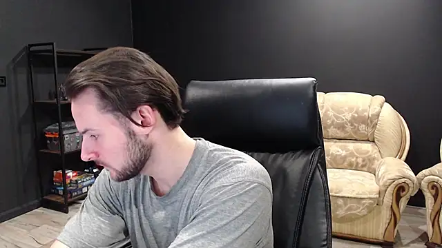 Snapshot of MihasikD chatting on February 4, 2:32 pm MihasikD online show from February 4, 2:32 pm