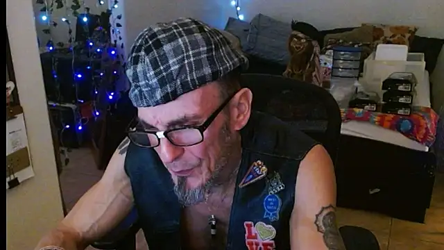 Snapshot of mycock2474u chatting on March 4, 12:33 pm mycock2474u online show from March 4, 12:33 pm