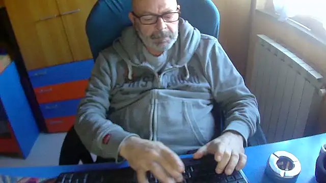 Snapshot of Tango128 chatting on October 28, 10:40 am Tango128 online show from October 28, 10:40 am